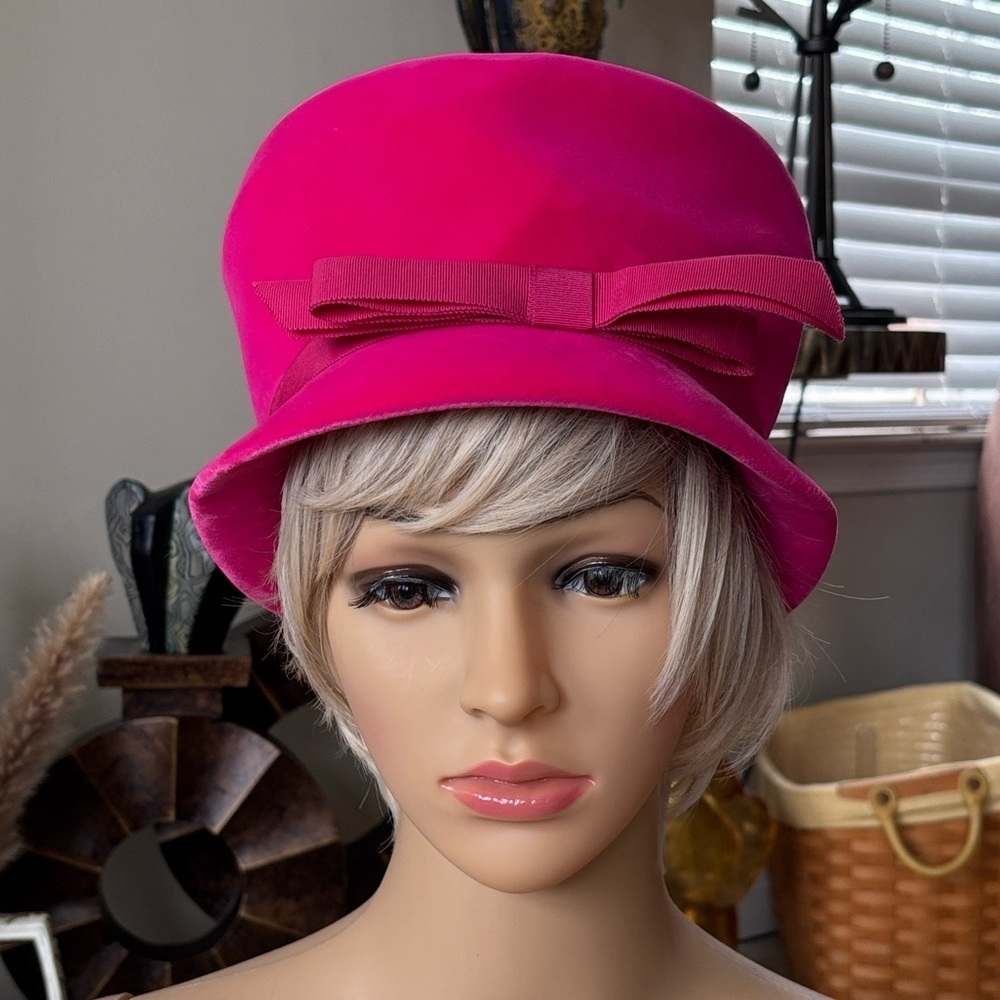 Vintage Union Made Hot Pink Velvet Cloche Hat Bow Accent Jackie Kennedy Church